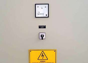 Etiqueta acrílica para painel industrial Etiqueta acrílica para painel industrial